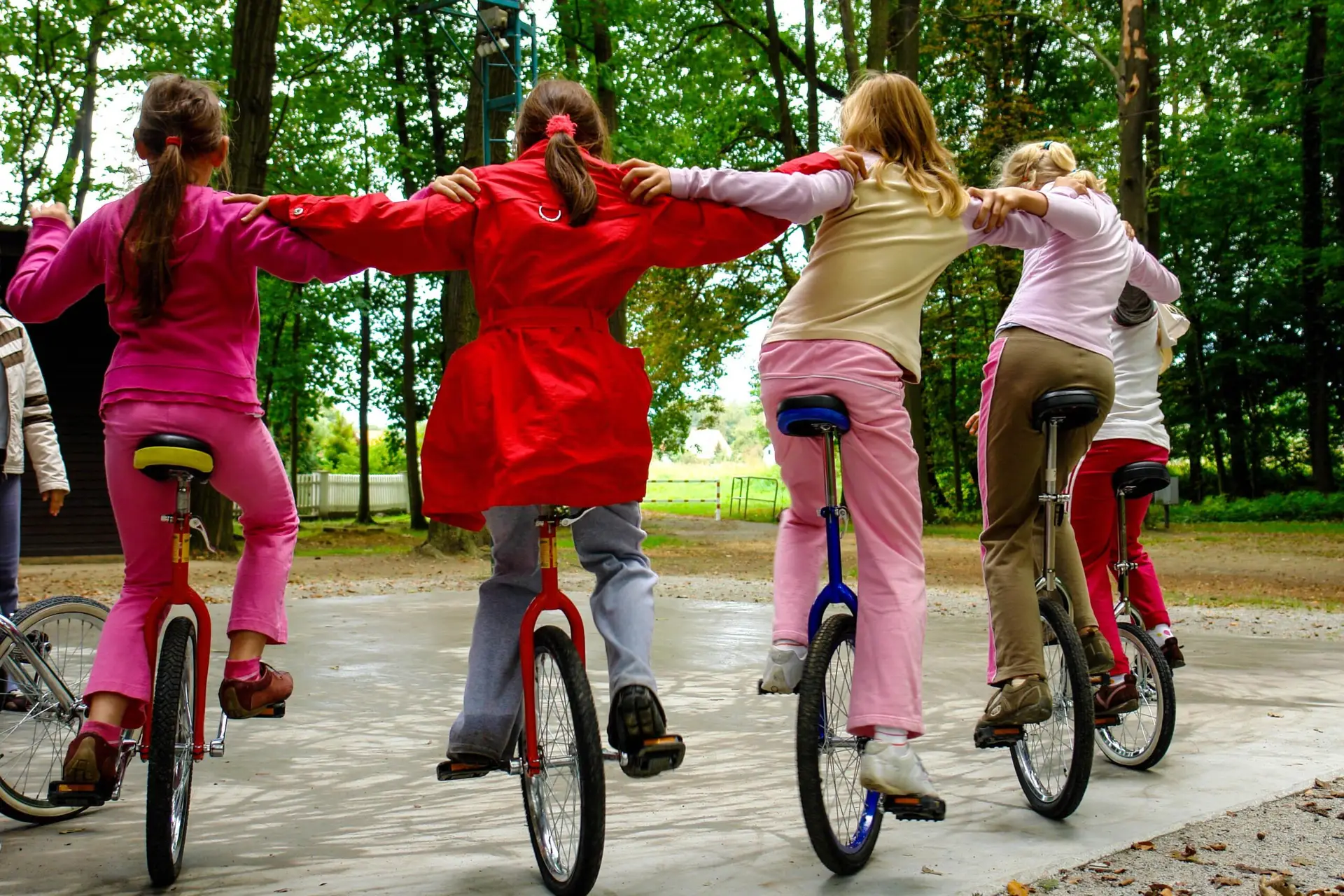 Einradfahrerin zeigt Gleichgewicht auf einem Einrad.