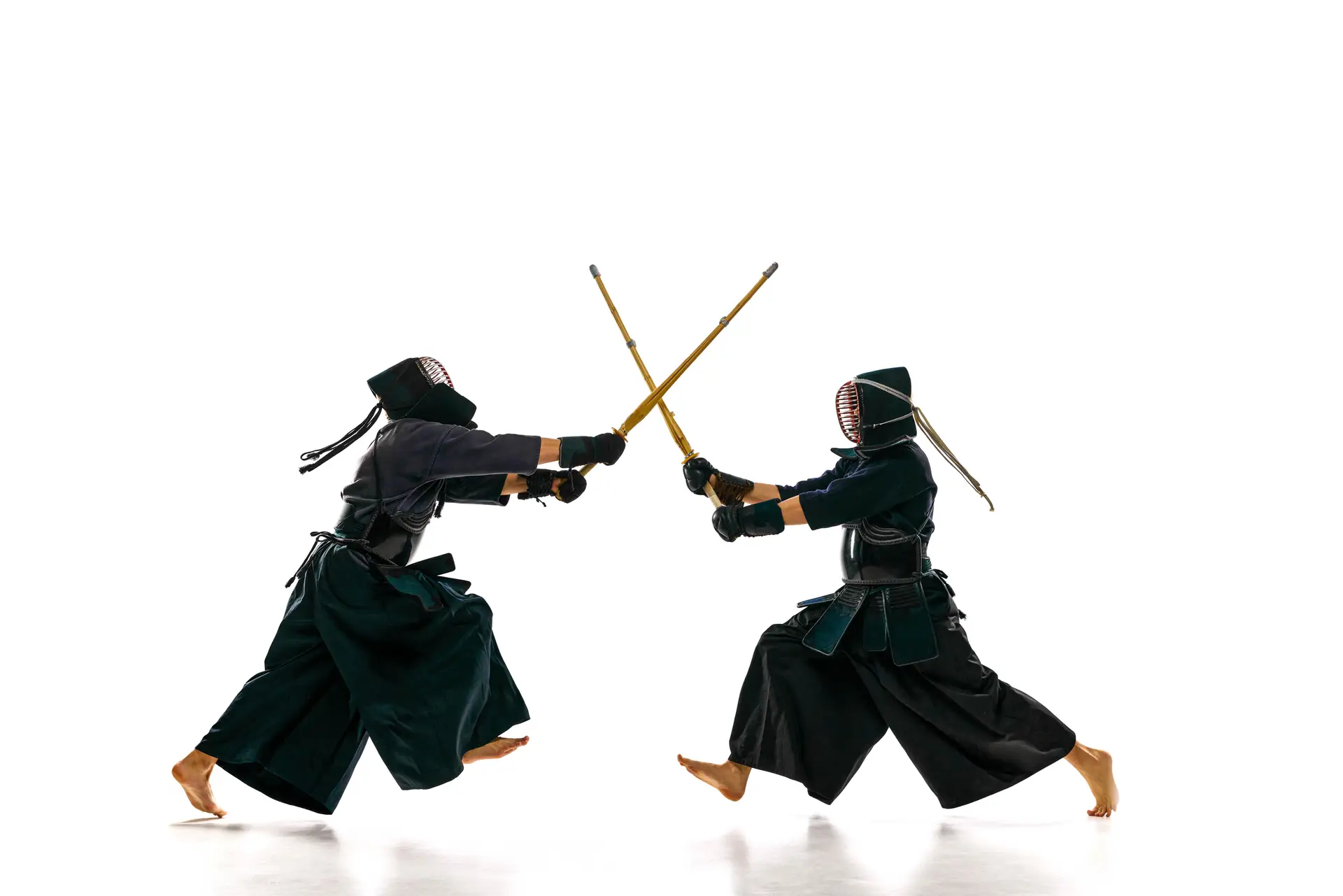 Zwei Kenjutsu-Kämpfer*innen in voller Rüstung trainieren mit Holzschwertern in der Halle.